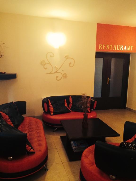 Hotel Fiama Otelu Rosu ภายนอก รูปภาพ